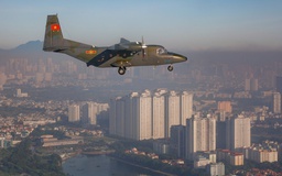 Xem 'ngựa thồ' C-295 khoác áo mới, bay biên đội 4 chiếc trên bầu trời Hà Nội