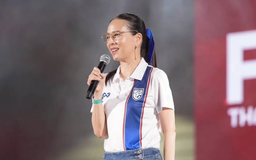 Madam Pang bất ngờ làm người mẫu, bán áo phông giúp bóng đá Thái Lan trả nợ