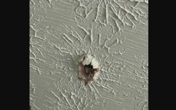 Thiên thạch lao xuống nhà ở Mỹ còn lâu đời hơn trái đất