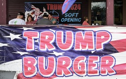 Chủ nhà hàng Trump Burger cũng có thể bị Mỹ trục xuất