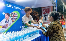 Đội ngũ y tế hỗ trợ người dân gặp vấn đề sức khỏe trong đại lễ