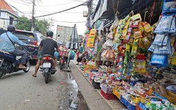 Bày hàng mua bán tràn lan trên vỉa hè, lòng đường