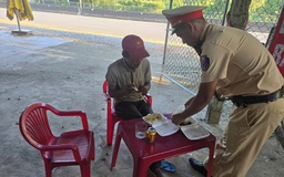 Người đàn ông đi lạc 10 ngày được công an hỗ trợ đưa về quê