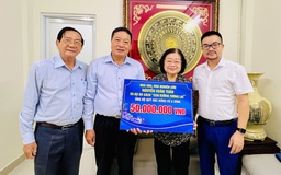 'Con đường tương lai' trao sách và học bổng tặng Quỹ Vừ A Dính