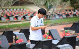 Công Phượng cùng đồng đội tri ân các anh hùng liệt sĩ trước mùa giải mới