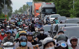 Người xe chen chúc trong nút thắt cổ chai ở khu Nam TP.HCM