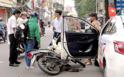 Mở cửa ô tô gây tai nạn bị phạt nặng cỡ nào?