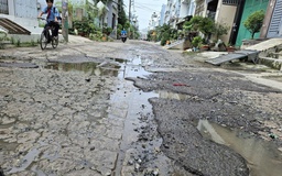 Đường vào trường học xuống cấp, ngập nước