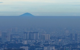 Thời tiết TP.HCM sáng nay đẹp, bất ngờ nhìn thấy núi Bà Đen ở Tây Ninh