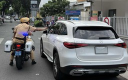 Dừng, đỗ ô tô để ăn uống, tài xế ngỡ ngàng vì bị phạt nguội