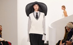 Gam đen, trắng 'thắp lửa' các sàn diễn thời trang 2026