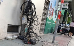 Dây cáp nằm trên vỉa hè