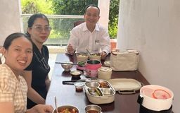 Công chức xã đùm cơm đi làm: 'Nói vui đây là nền kinh tế chia sẻ'