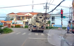 Xe bồn trộn bê tông vượt đèn đỏ gây bức xúc tại giao lộ ở TP.HCM