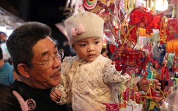 Phố lồng đèn ở TP.HCM chật cứng người đến check-in trước trung thu