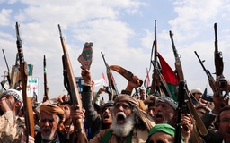 Israel tấn công cảng Hodeida ở Yemen, Houthi trả đũa