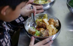 Bao giờ tầm vóc người Việt Nam được cải thiện: Bữa ăn học đường chưa ‘ngon’