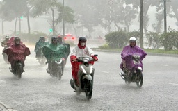 Ảnh hưởng bão số 8, TP.HCM mưa lớn như trút nước