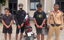 CSGT TP.HCM bắt giữ 3 thiếu niên cầm mã tấu đến trường học hẹn đánh nhau