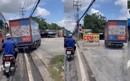 TP.HCM: Xe tải leo vỉa hè vượt xe khác gây bức xúc