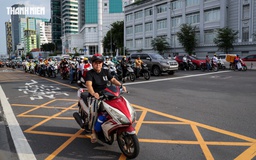 Cho rẽ phải khi đèn đỏ ở TP.HCM: Hình ảnh hiếm thấy ở các giao lộ