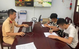 Bốc đầu xe máy chạy bằng một bánh, thiếu niên 15 tuổi bị CSGT xử phạt