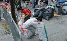 Nữ sinh 17 tuổi nhặt rác tại A80 được khen 'tuyệt vời lắm'