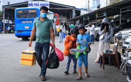 Người miền Tây lỉnh kỉnh quà quê trở lại TP.HCM sớm