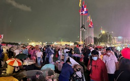 Giữa trung tâm TP.HCM, 'biển người' đội mưa chờ pháo hoa mừng Quốc khánh