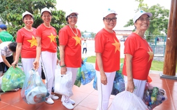 Người già, trẻ nhỏ cười khúc khích khi... đổi rác lấy quà