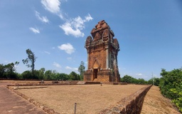 Đến Gia Lai ngắm tháp Cánh Tiên, thăm thành Hoàng Đế