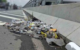 Rác tràn lan trên đường dẫn vào nhà ga T3 sân bay Tân Sơn Nhất