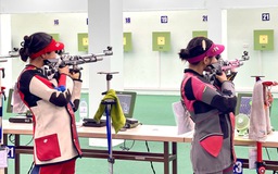 Nhà vô địch ASIAD Phạm Quang Huy và tốp 4 Olympic Trịnh Thu Vinh đấu giải bắn súng quốc gia