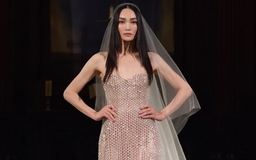 Nhà thiết kế Trần Hùng gây ấn tượng tại London Fashion Week