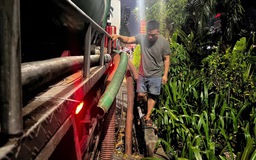 Bắt 3 người xả chất thải bể phốt xuống sông Tô Lịch