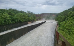 Hồ Kẻ Gỗ và 4 hồ chứa ở Hà Tĩnh xả tràn ứng phó bão số 10