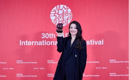 Thư Kỳ 'một phát ăn ngay' giải thưởng quan trọng của LHP quốc tế Busan