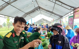 Chợ phiên 0 đồng 'đốn tim' trong mưa bão số 10 ở Đà Nẵng