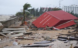 Kè và đường ven biển ở Thanh Hóa tan hoang sau bão số 10