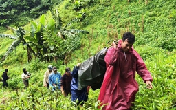Đà Nẵng: Băng rừng 5 km đưa bệnh nhân người Lào về nhà