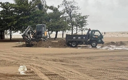 Dân lấy cát biển trên đường phố ở Sầm Sơn sau bão số 10