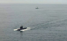 Tàu ngầm Nga buộc phải nổi lên gần lãnh thổ Anh vì có nguy cơ nổ?