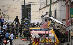 Tàu điện nổi tiếng trật bánh ở Bồ Đào Nha, ít nhất 15 người chết