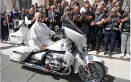 Giáo hoàng Leo XIV được tặng mô tô