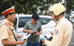 Ngồi ghế sau ô tô có bắt buộc thắt dây an toàn như ghế trước?