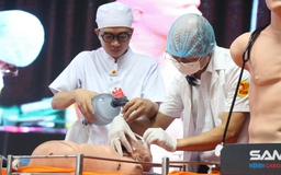 Sinh viên ngành y thực hành tay nghề trên mô hình bệnh nhân giá tiền tỉ