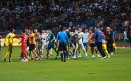 Đội tuyển Thái Lan thua, suýt ẩu đả: Cầu thủ Iraq phải 'trốn', Madam Pang nói gì?