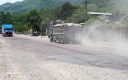 Bụi đất bủa vây người dân ven Quốc lộ 1