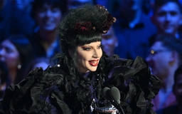 Lady Gaga vượt Taylor Swift giành giải 'Nghệ sĩ của năm' tại VMAs 2025