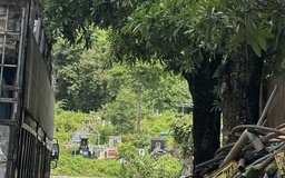 Thi thể đang phân hủy cạnh chiếc xe máy cháy đen trong nghĩa trang